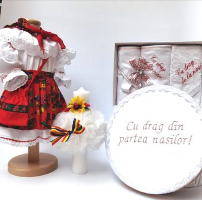 Set Botez Traditional Adeline - 4 piese   costumas, lumanare, trusou si cufar brodat