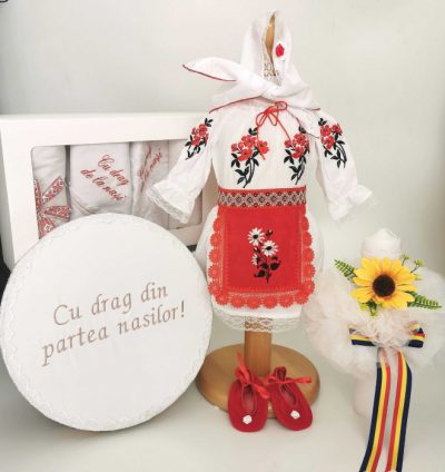 Set Botez Traditional Muna 5 - 4 piese   costumas, lumanare, trusou si cufar