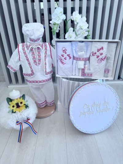 Set Botez Traditional Raul 34 a    4 piese   costumas, lumanare, cufar brodat, trusou brodat