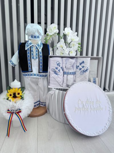 Set Botez Traditional Raul 35 a    4 piese   costumas, lumanare, cufar brodat, trusou brodat