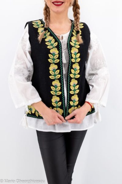 Vesta brodata cu model traditional Alina 10