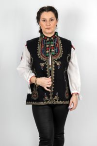 Vesta brodata cu model traditional Angelica 5