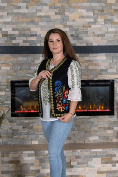 Vesta brodata cu model traditional Angi 13