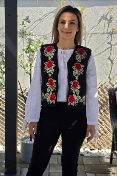 Vesta brodata cu model traditional Flori 5