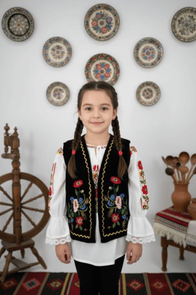 Vesta traditionala copii Carmen