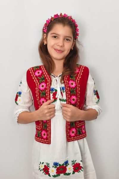 Vesta traditionala fetite Olguta 2
